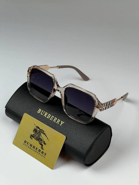 عینک آفتابی زنانه بربری ۹۲۴۳ | فرقی نداره کنار دریا باشی یا توی قلب شهر؛ با این عینک، هر نگاه تو داستانیه.